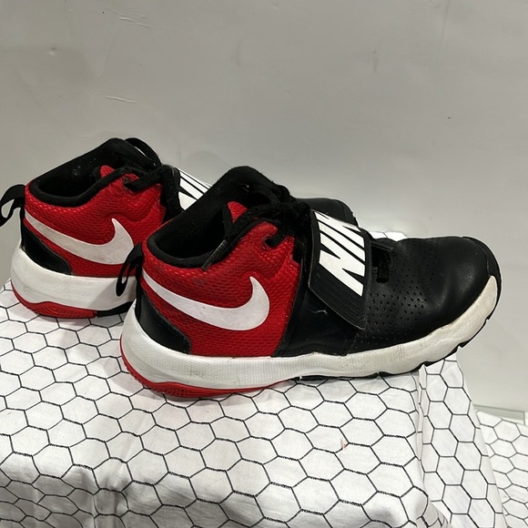 Nike Team Hustle D-8 Black, Red, White, Lace-Up Basketball Shoes SIZE. 4.5Y - Picture 7 of 11